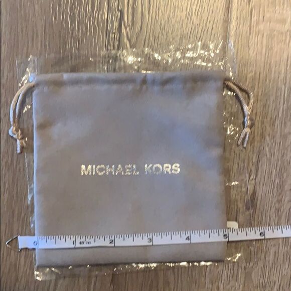 🎉Last deal🎉Michael Kors pouch - Picture 2 of 5